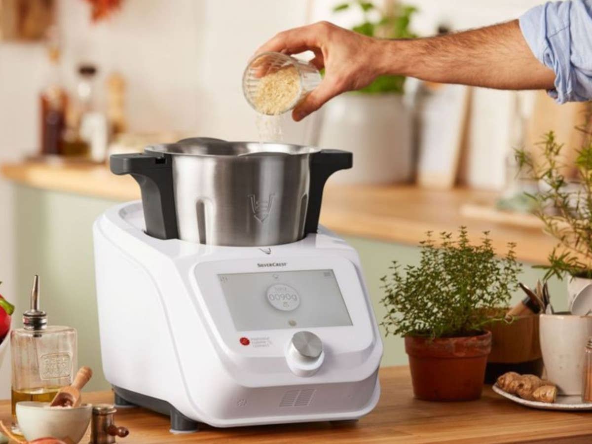 Die Küchenmaschine Silvercrest Monsieur Cuisine Connect auf einer Anrichte