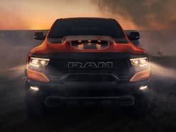 Frontansicht eines Pick-up-Trucks von RAM.