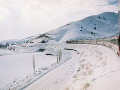 Zug fährt durch den Schnee