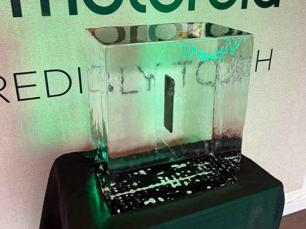 Das Motorola Edge eingefroren in einem Eisblock