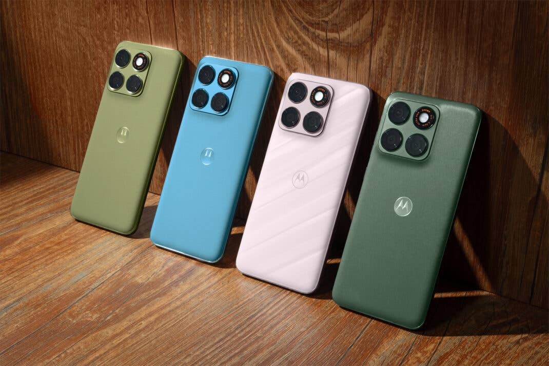 Motorola Edge 70 Plus in vier Farben in der Rückseitenansicht nebeneinander auf braunem Holz.