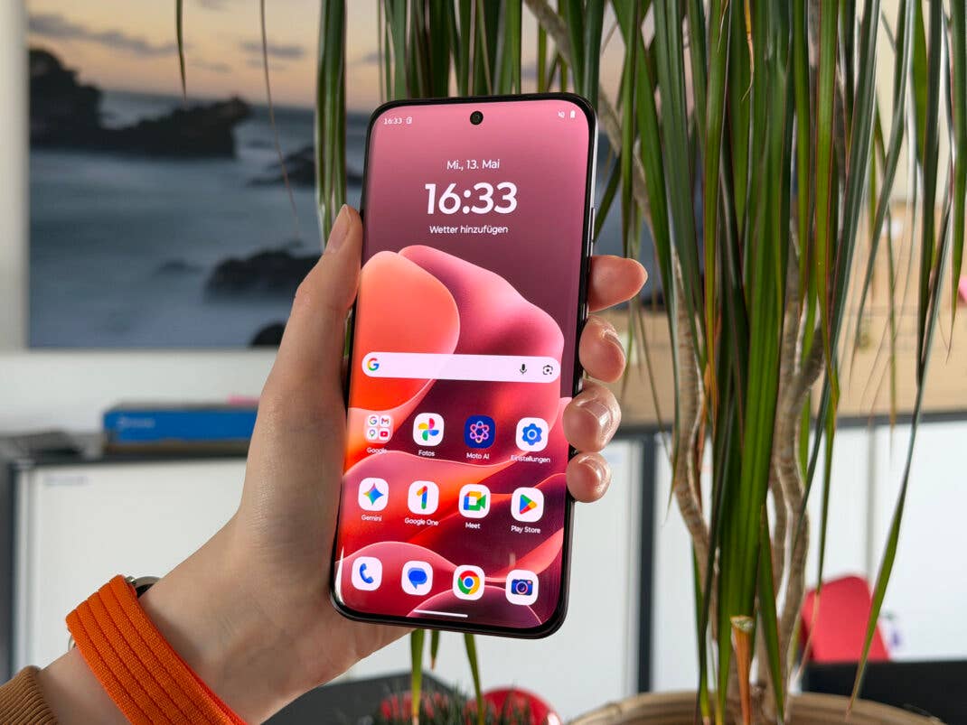 Jemand hält das Motorola Edge 70 Pro in der Hand