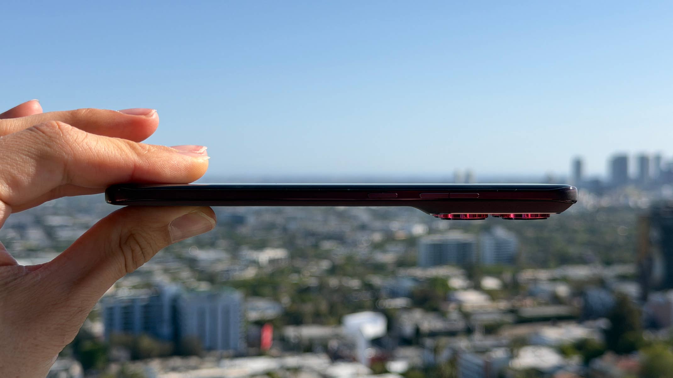 Motorola Edge 70 Pro von der Seite