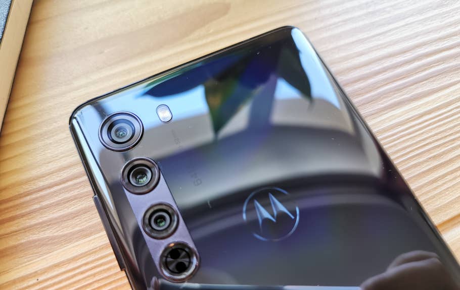 Motorola Edge mit Logo