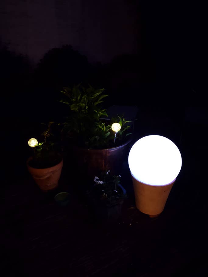 Lichtquellen arbeitet das Smartphone zwar recht scharf heraus, der Hintergrund ist dafür aber Schwarz. Lichter bei Dunkelheit