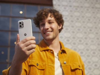 Mann hält das Motorola Moto G23 in der Hand.