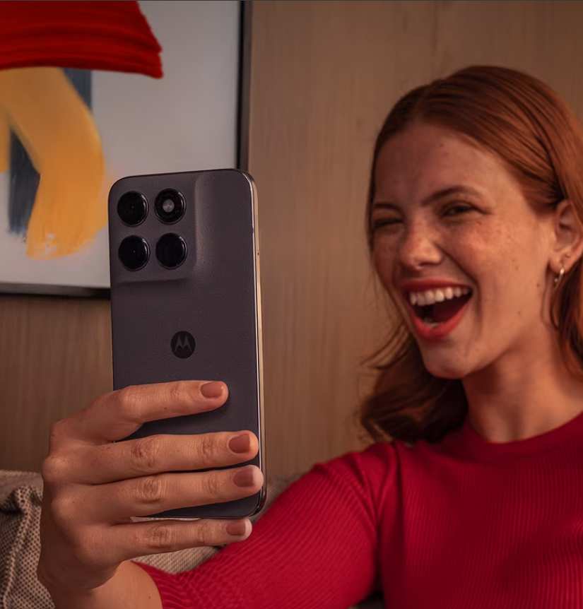Motorola Moto G67 in der Hand einer Frau, die ein Foto macht.