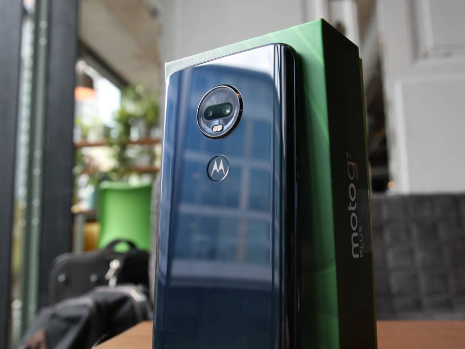 Die Rückseite des Motorola Moto G7 Plus von unten fotografiert