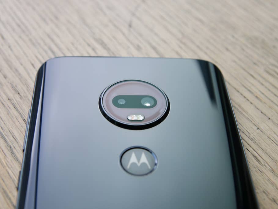 Die Kamera des Motorola Moto G7 Plus im Fokus auf einem Tisch
