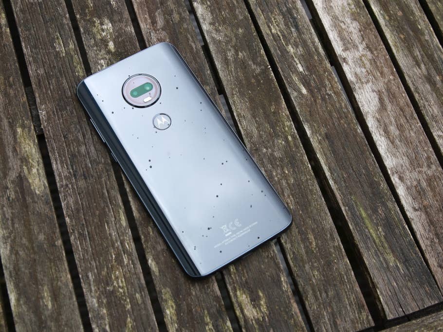 Das Motorola Moto G7 Plus auf einem Tisch im Regen