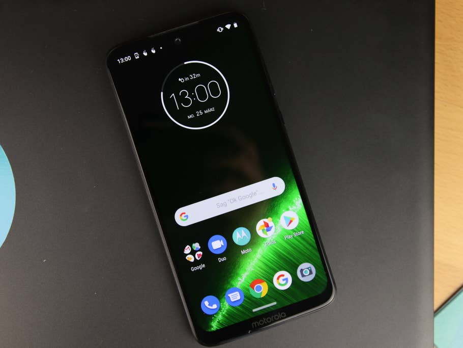 Das Display des Motorola Moto G7 Plus auf einem Lenovo-Laptop