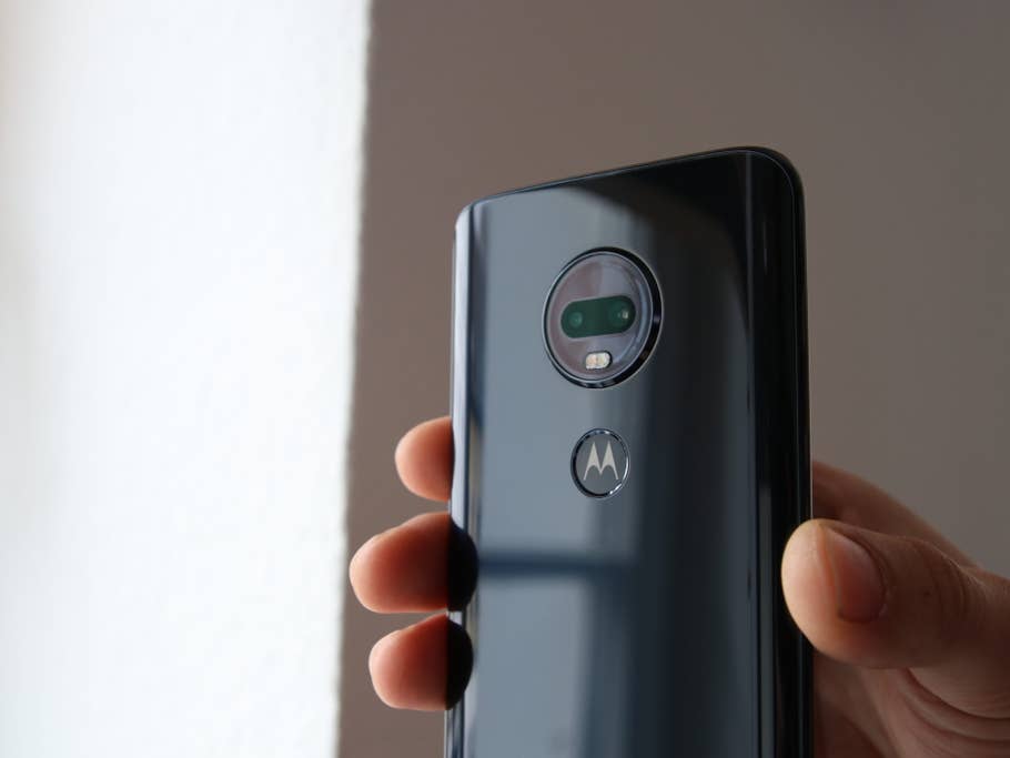 Die Rückseite des Moto G7 Plus in einer Hand
