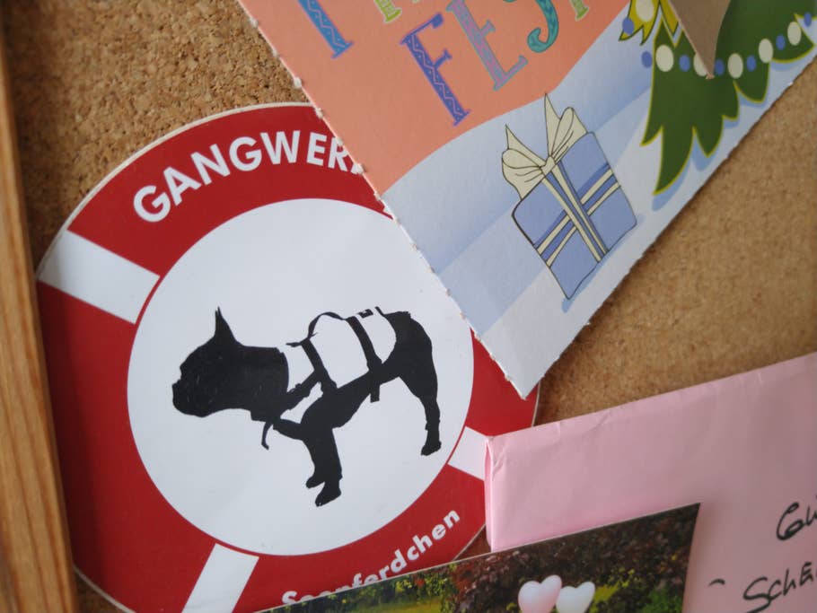 Nahaufnahme Papier und Schwimmabzeichen