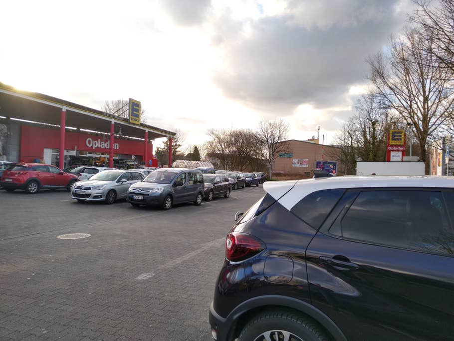 Autos und Supermarkt, Fokus auf den Vordergrund