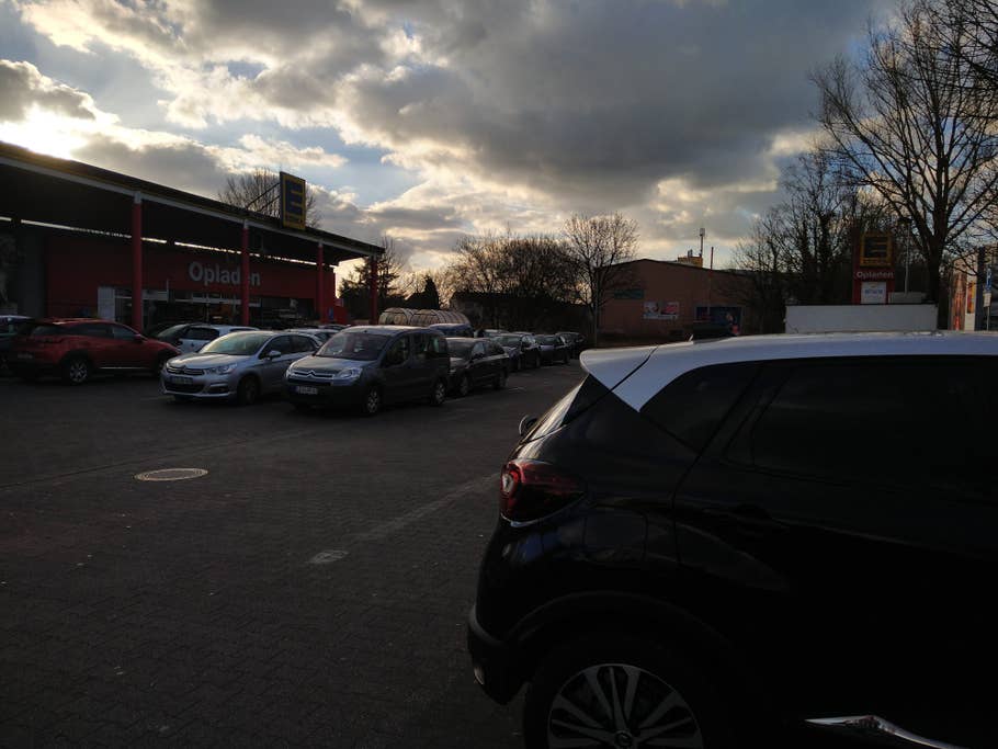 Autos und Supermarkt, Fokus auf den Hintergrund