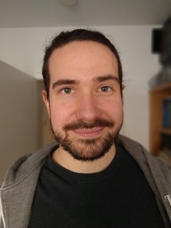 Ein Porträt-Foto mit Tiefenunschärfe aufgenommen mit dem Moto G7 Plus