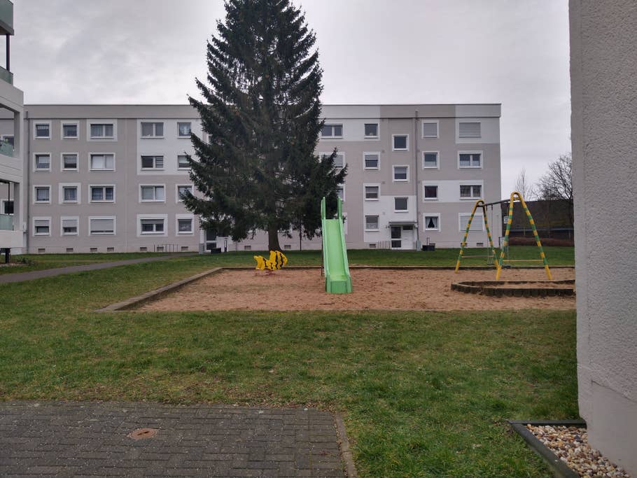 Ein Spielplatz und Gebäude bei grauem Himmel