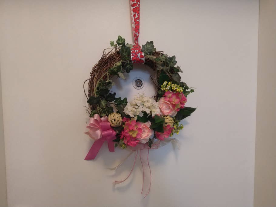 Blumen vor einer weißen Türe im Haus