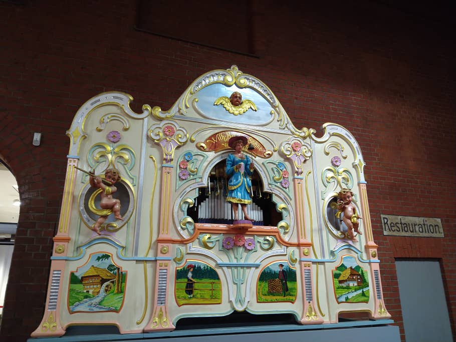 Eine bunte Orgel in ihrer Gesamtheit fotografiert.