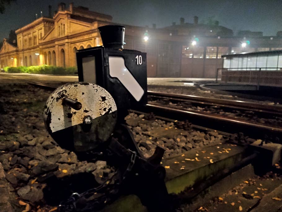 Fokussiert sich die Kamera jedoch auf ein Objekt im Vordergrund, gelingen auch detailreiche Bilder bei Dämmerung.