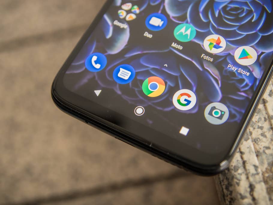 Die untere Displayseite des Moto G8 Plus, im Hintergrund verschwommene Fliesen.