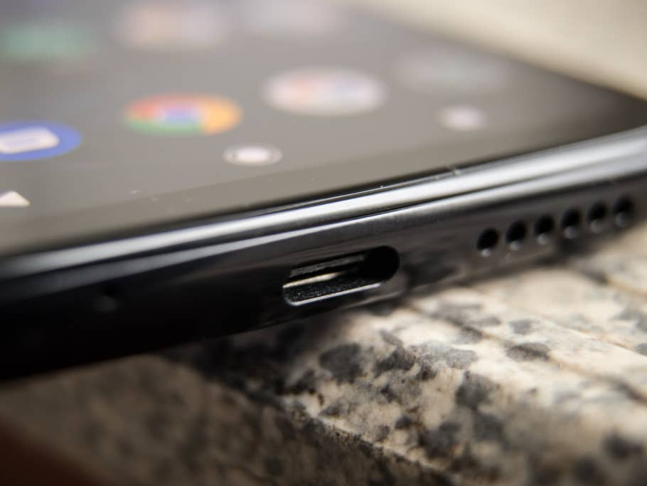 Der USB-C-Anschluss des Moto G8 Plus im Detail.