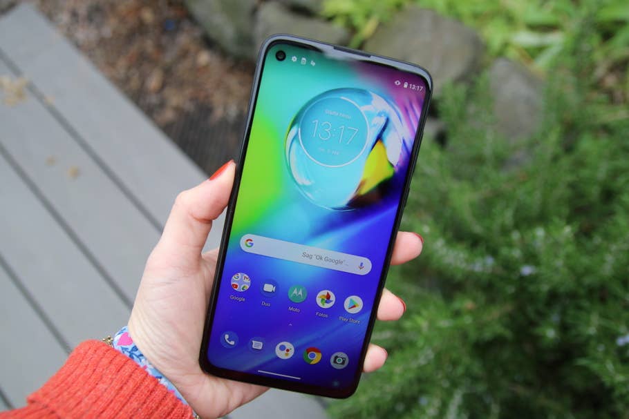 Motorola Moto G8 Power in einer Hand