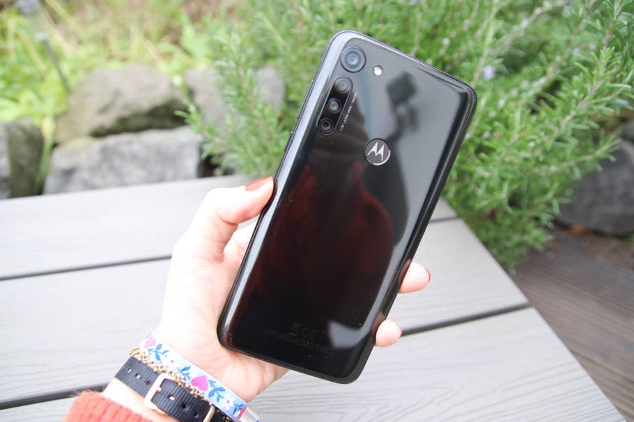 Motorola Moto G8 Power in einer Hand