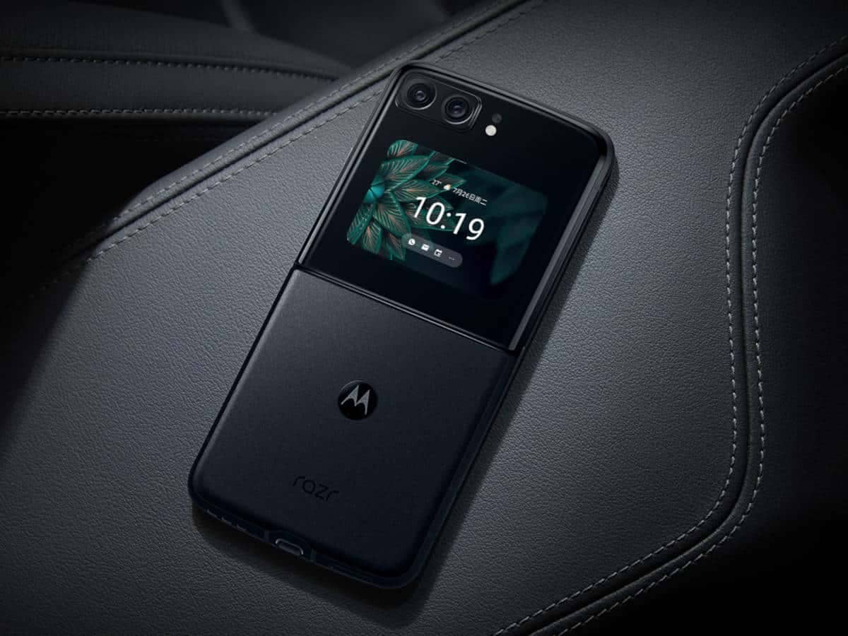 Motorola Moto RAZR (2022) liegend