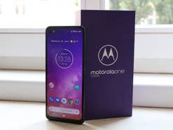 Motorola One Vision mit Verpackung