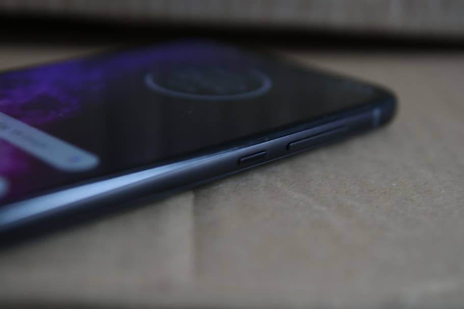 Motorola One Zoom im Test Button