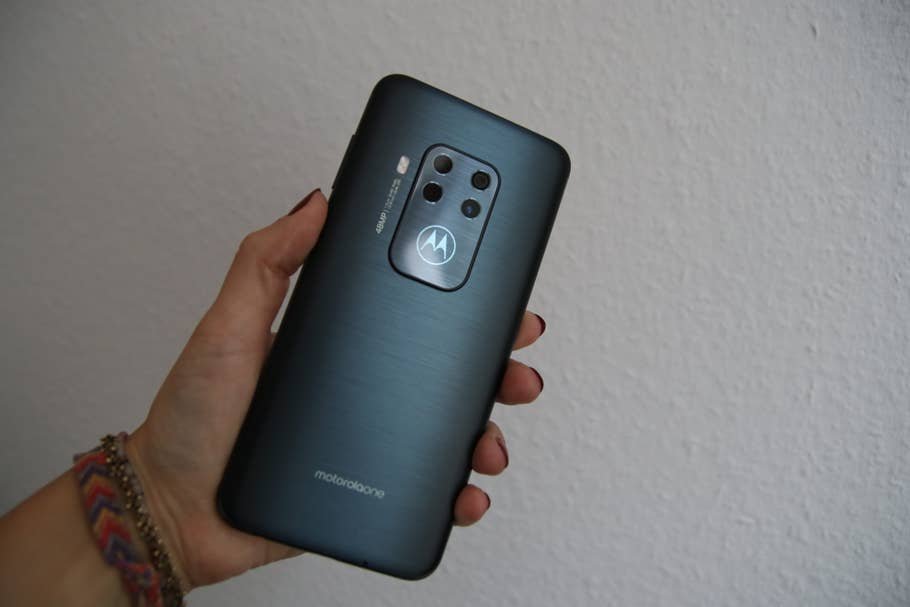 Motorola One Zoom in einer Hand