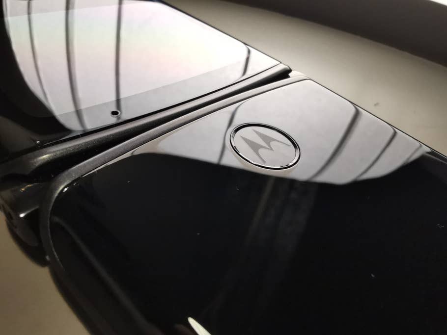 Die schwarze Glas-Rückseite des Razr 5G