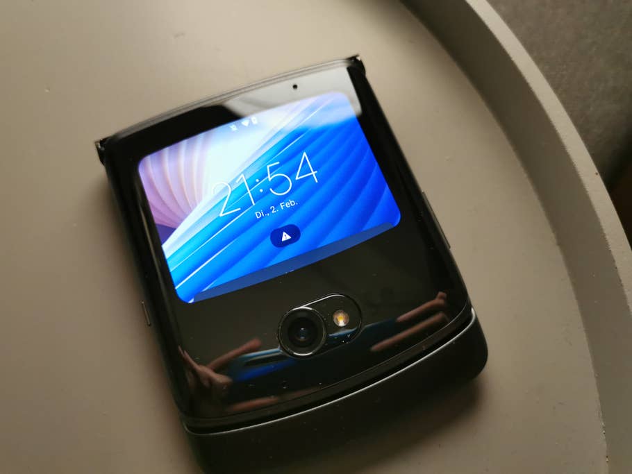 Das Motorola Razr 5G bietet ein zweites, externes Display.
