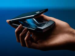 motorola-razr-hand