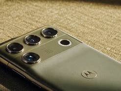 Motorola Signature 27 liegt auf einem Wollstoff.