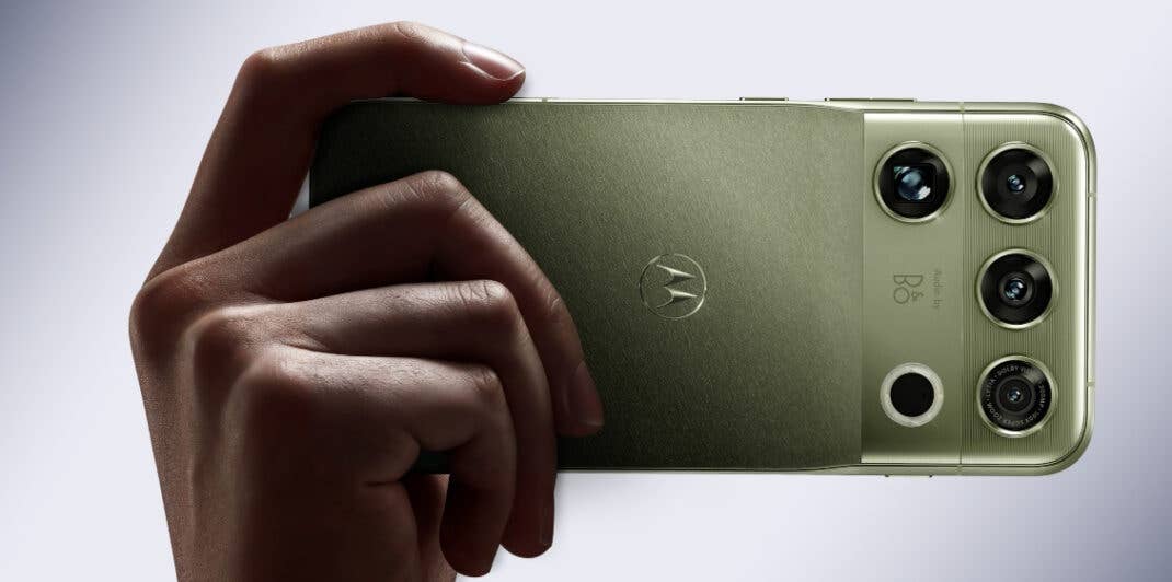Eine Hand hält das Motorola Signature 27.