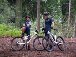 Zwei Radfahrer im Wald.