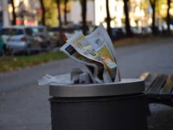 Ein Mülleimer aus dem Papier ragt