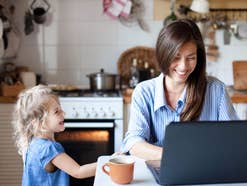 Mutter und Tochter im Home-Office