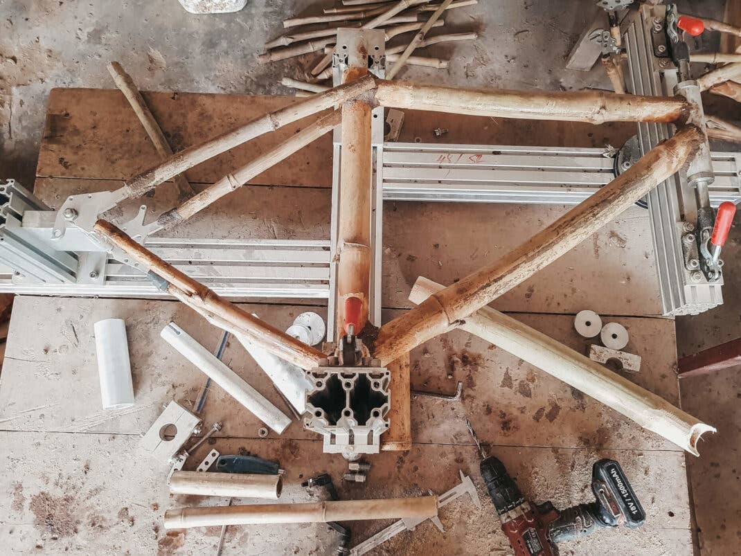 My Boo lässt die Bambusrahmen in Ghana produzieren und finanziert mit dem Verkauf der Räder eine Schule 