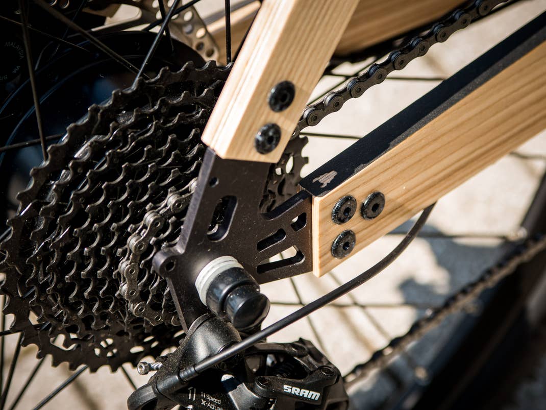 Die Verbindungsstellen beim E-Bike aus Holz sind aus Alu oder Carbon