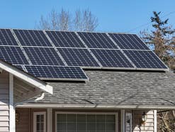 my-pv-stellt-smartes-gadget-perfekt-zum-stromsparen-vor PV-Anlage auf Dach, Sinnbild für Stromsparen