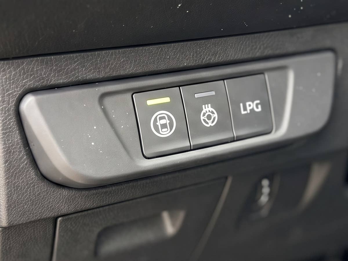 Mit einer speziellen Taste: Wie Autobauer jetzt EU-Vorgaben aushebeln Dacia-Taste in einem Auto