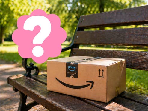 Amazon-Paket auf einer Parkbank, daneben ein Fragezeichen