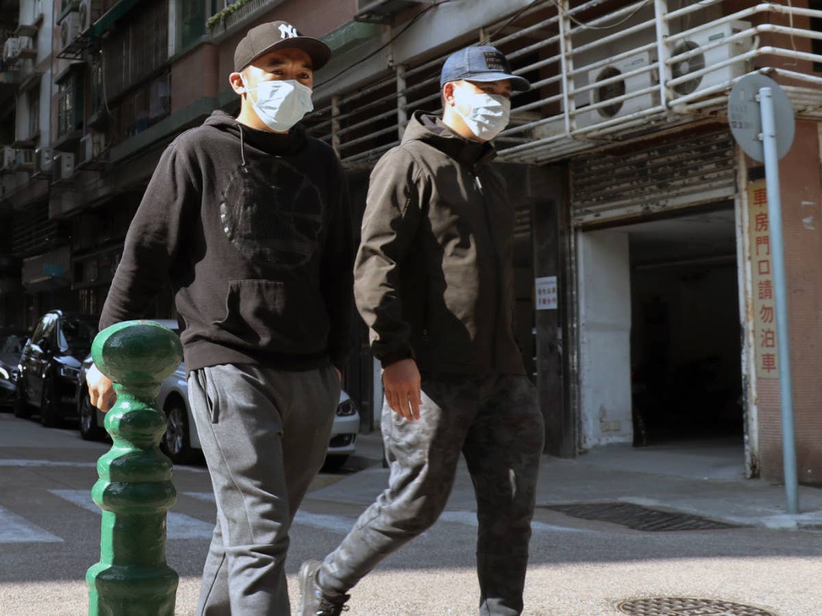 Zwei Männer tragen Atemschutz-Masken