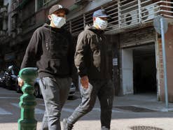Zwei Männer tragen Atemschutz-Masken