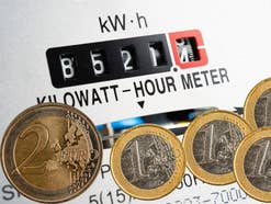 Euromünzen und Stromzähler Sinnbild für Strompreise