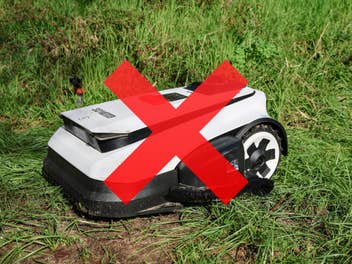Ecovacs-Mähroboter und ein rotes Kreuz