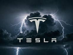 Tesla-Logo vor einem Gewitter.